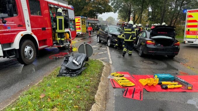 FFW Fredenbeck: Zwei Autofahrer bei Verkehrsunfall verletzt / Feuerwehr befreit Fahrerin aus BMW