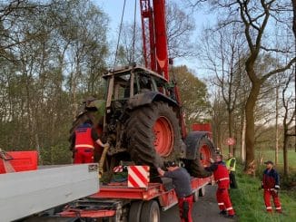 FFW Schiffdorf: 28 Jähriger Traktor-Fahrer prallt gegen Baum: Fahrer kommt schwerverletzt in Krankenhaus