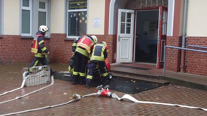 FFW Schiffdorf: Alarm in der Grundschule Sellstedt - Übung unter echten Bedingungen