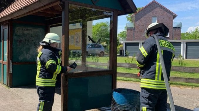 FFW Schiffdorf: Anwohner können Schlimmeres verhindern - Mülleimer steht in Flammen