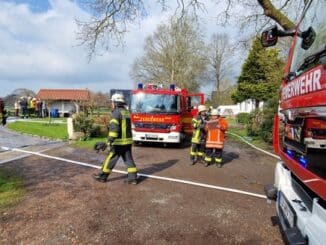 FFW Schiffdorf: Auto brennt in Garage - schnelles Eingreifen der Feuerwehr kann Ausbreitung verhindern