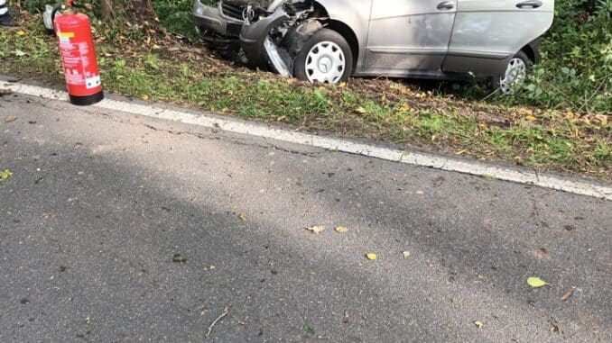 FFW Schiffdorf: Auto fährt gegen Baum: Großvater und Enkel kommen ins Krankenhaus