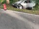 FFW Schiffdorf: Auto fährt gegen Baum: Großvater und Enkel kommen ins Krankenhaus