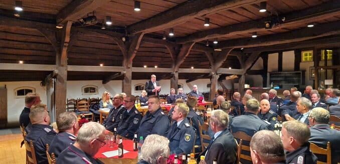 FFW Schiffdorf: Ehrungen und Beförderungen beim Jahreskameradschaftsabend der Gemeindefeuerwehr Schiffdorf