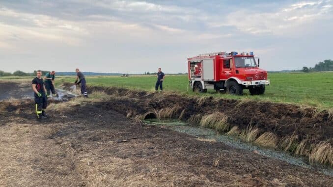 FFW Schiffdorf: Erneute Nachlöscharbeiten: Altluneberger und Frelsdorfer Feuerwehr arbeiten zusammen