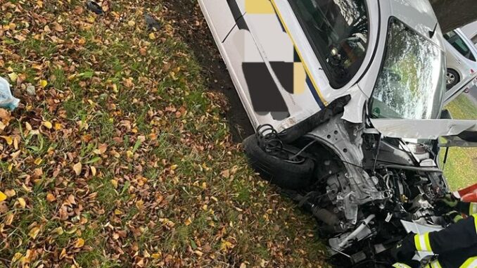 FFW Schiffdorf: Fahrer verliert aus ungeklärter Ursache die Kontrolle über sein Fahrzeug