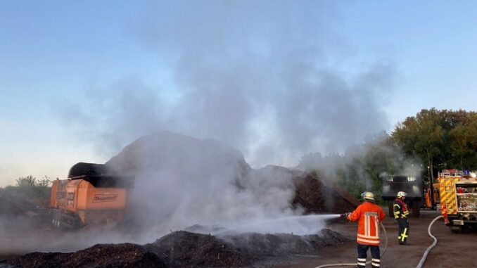 FFW Schiffdorf: Feuerwehr löscht Kleinbrand an Hackschnitzelhaufen