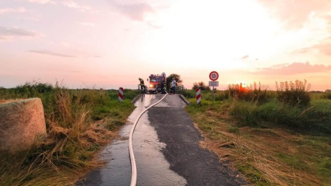 FFW Schiffdorf: Feuerwehr wird in Brameler Feldmark zum Flächenbrand gerufen