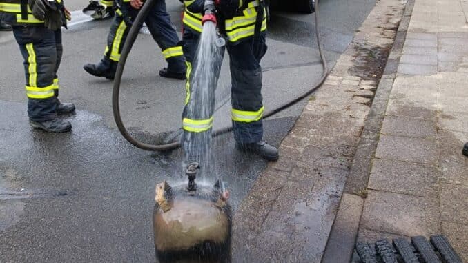 FFW Schiffdorf: Gasflasche brennt in Wehdel - Anwohner können Feuer selbständig löschen