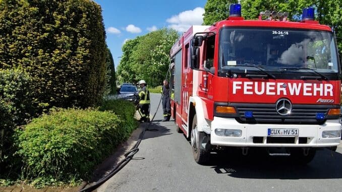FFW Schiffdorf: Heckenbrand sorgt für Einsatz der Feuerwehr - Anwohner können Schlimmeres verhindern