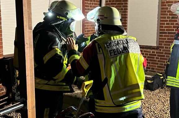 FFW Schiffdorf: Mann, Kind und Hund retten sich selbst - Wohnungsbrand endet glimpflich