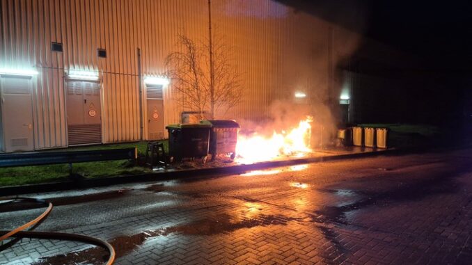 FFW Schiffdorf: Mülltonnen hinter Modegeschäft stehen in Flammen - Aufmerksame Passanten alarmieren die Feuerwehr