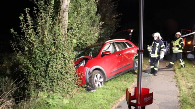 FFW Schiffdorf: Pkw kommt von Fahrbahn ab und prallt gegen Baum: Fahrer und Beifahrerin verletzt