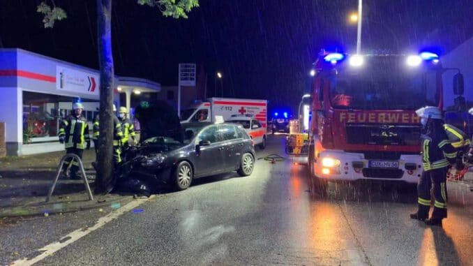 FFW Schiffdorf: Pkw prallt frontal gegen Baum