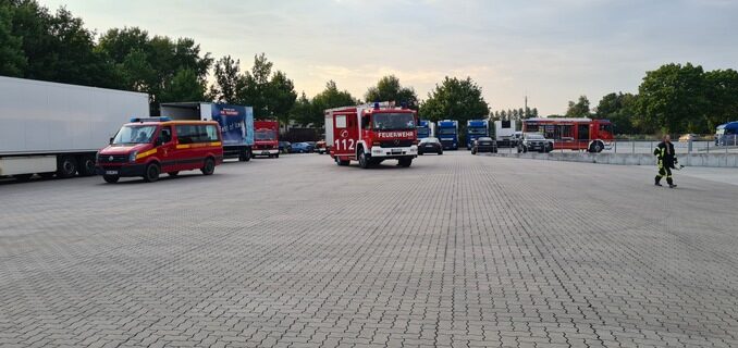 FFW Schiffdorf: Rauchentwicklung in Halle sorgt für Einsatz der Feuerwehr: Erkundung unauffällig