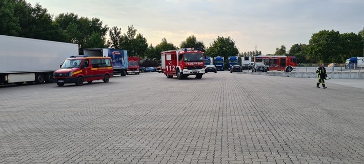 FFW Schiffdorf: Rauchentwicklung in Halle sorgt für Einsatz der Feuerwehr: Erkundung unauffällig