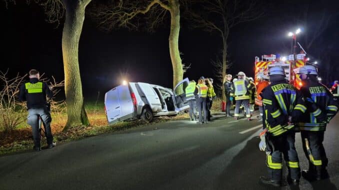 FFW Schiffdorf: Schwerer Verkehrsunfall auf der Kreisstraße 61 - 39-jähriger Fahrer verstirbt noch an der Unfallstelle