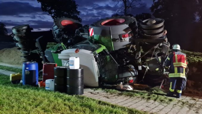 FFW Schiffdorf: Traktor stürzt von Fahrsilo - Fahrer muss ins Krankenhaus