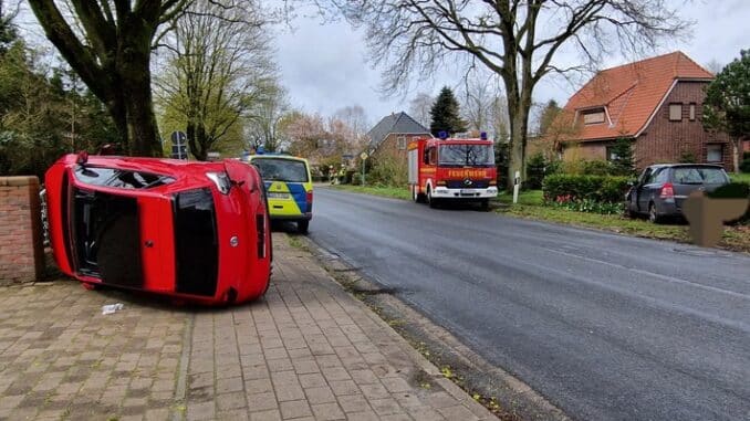 FFW Schiffdorf: Zwei Pkw kollidieren - 89-jähriger Sellstedter bei Unfall leicht verletzt