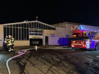 FFW Schwalmtal: Feuerwehr löscht Brand im ehemaligen Autohaus