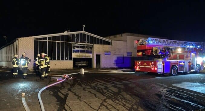 FFW Schwalmtal: Feuerwehr löscht Brand im ehemaligen Autohaus