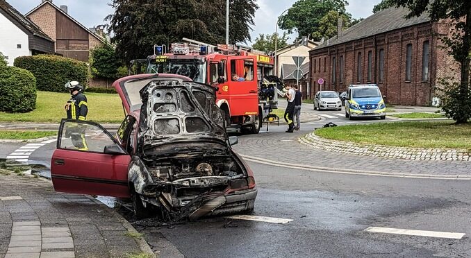 FFW Schwalmtal: Feuerwehr löscht Fahrzeugbrand