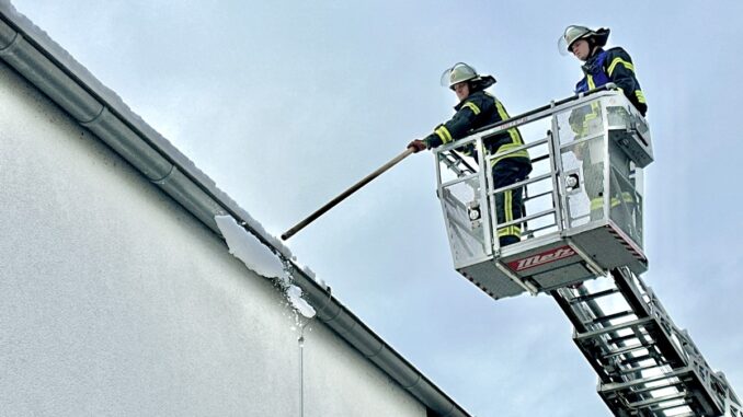 FFW Schwalmtal: Gefahrenabwehr durch Feuerwehr: Löschzug Waldniel entfernt gefährliche Schnee- und Eismassen