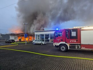 FW-AR: Brand in Arnsberger Gewerbehalle