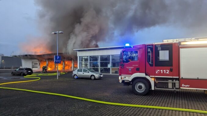 FW-AR: Brand in Arnsberger Gewerbehalle