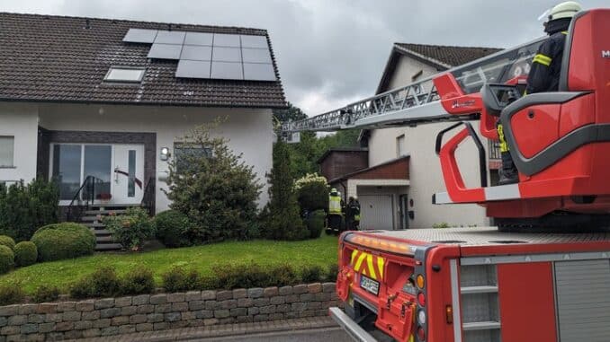 FW-AR: Brennende PV-Anlage auf Wohngebäude
