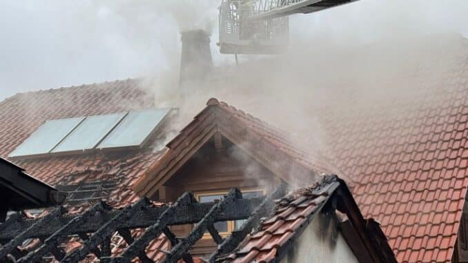 FW-AR: Enormer Schaden an Wohnhaus durch Carportbrand