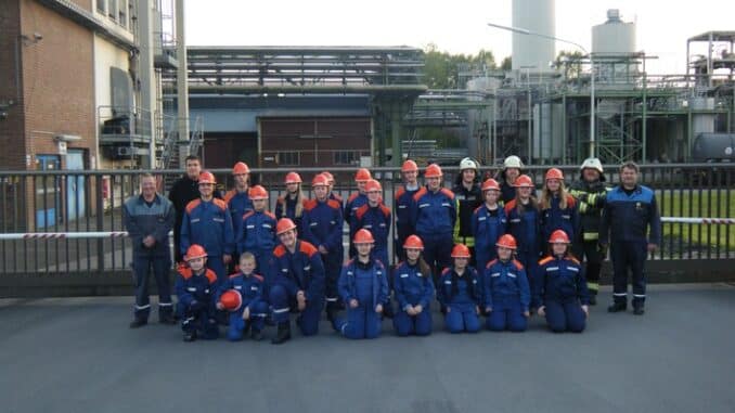 FW-AR: JUGENDFEUERWEHR BESUCHT FIRMA PERSTORP