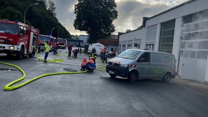 FW-AR: JUGENDFEUERWEHR ÜBT ERNSTFALL AUF DEM BETRIEBSGELÄNDE DER WESTNETZ GMBH IN ARNSBERG