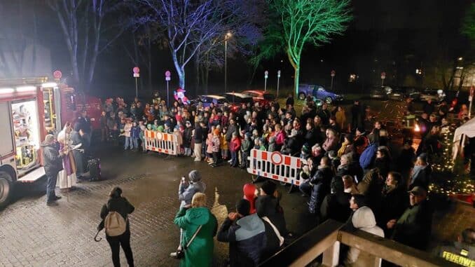 FW-AR: Löschzug Oeventrop begeistert beim lebendigen Adventskalender