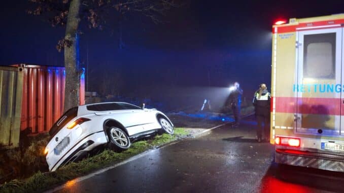 FW-AUR: Auto in Graben geraten