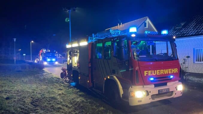 FW-AUR: Feuer hinter Kaminmauerwerk