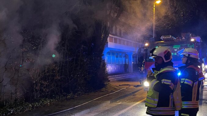 FW-AUR: Müllbehälter in Flammen