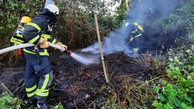 FW Alfter: Heckenbrand in Alfter - aktuell erhöhte Vegetationsbrandgefahr - arbeitsreiche Woche für die Feuerwehr Alfter