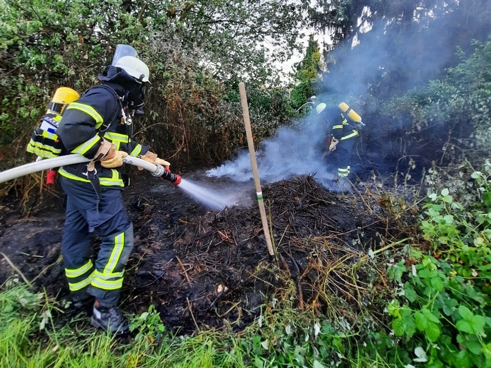 FW Alfter: Heckenbrand in Alfter - aktuell erhöhte Vegetationsbrandgefahr - arbeitsreiche Woche für die Feuerwehr Alfter