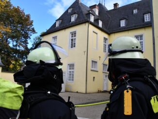 FW Alfter: Jahresübung der Freiwilligen Feuerwehr Alfter: Brandeinsatz im Alfterer Schloss