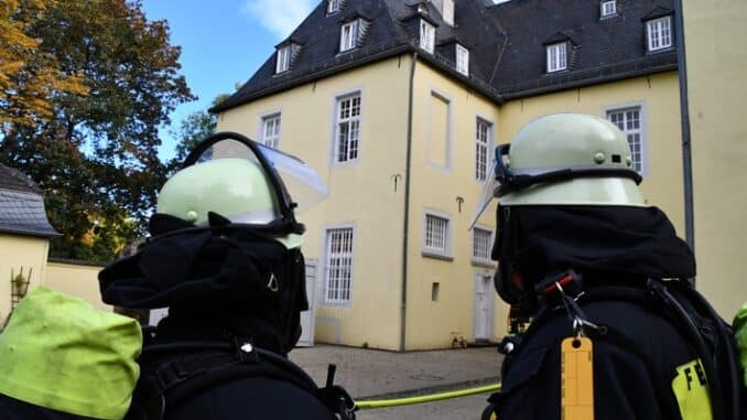 FW Alfter: Jahresübung der Freiwilligen Feuerwehr Alfter: Brandeinsatz im Alfterer Schloss