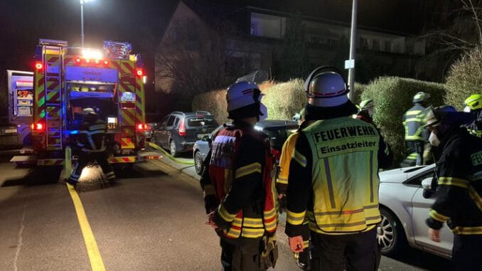 FW Alfter: Zimmerbrand in einem Mehrfamilienhaus in Oedekoven