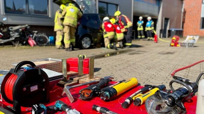 FW Alpen: 30 frisch ausgebildete Einsatzkräfte für die Feuerwehren Alpen, Sonsbeck und Xanten