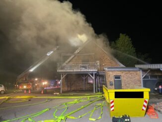 FW Alpen: Ausgedehnter Brand eines Dachstuhls