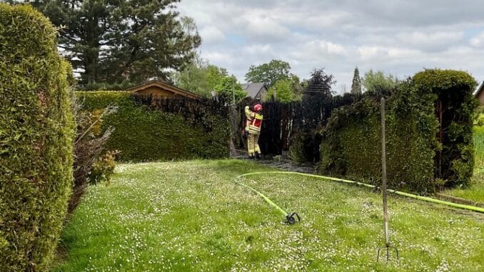 FW Alpen: Brennende Hecke in Veen