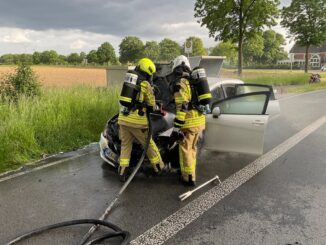 FW Alpen: Brennender Motorraum eines Pkws