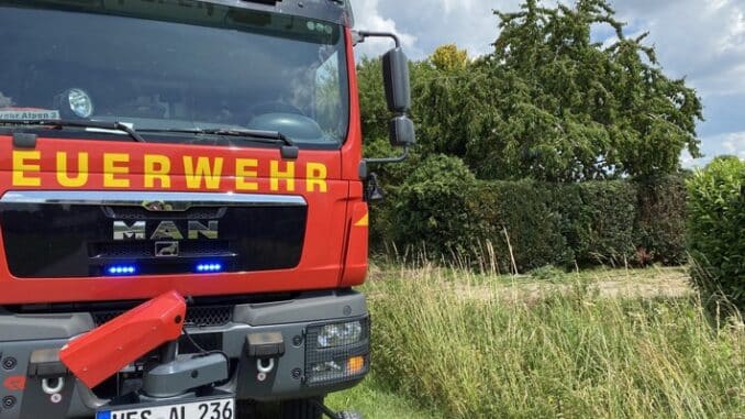 FW Alpen: Brennt Müllcontainer in voller Ausdehnung