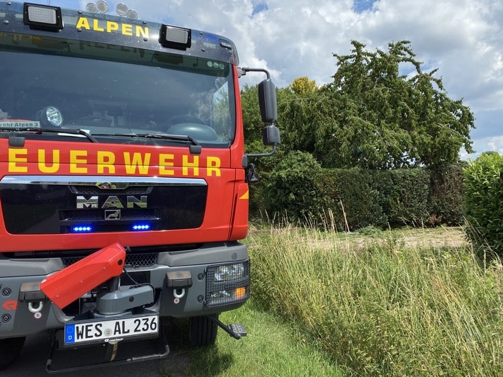 FW Alpen: Brennt Müllcontainer in voller Ausdehnung