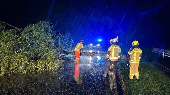 FW Alpen: Drei Einsätze nach Unwetter