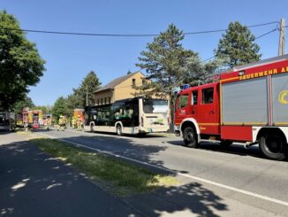 FW Alpen: Drei verletzte Personen nach Auffahrunfall mit einem Bus